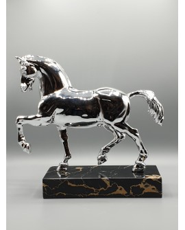 Cavallo in polvere di marmo argentato e con base in marmo nero