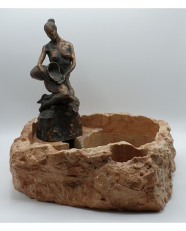 Fontana con donna dorata in bronzo a cera persa e marmo rosso di Verona